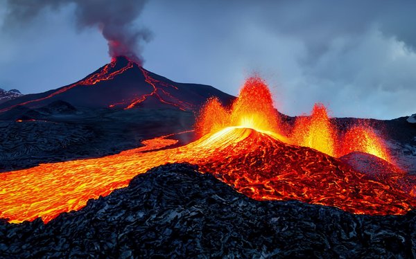 Quels sont les meilleurs circuits pour explorer les volcans actifs en Islande?